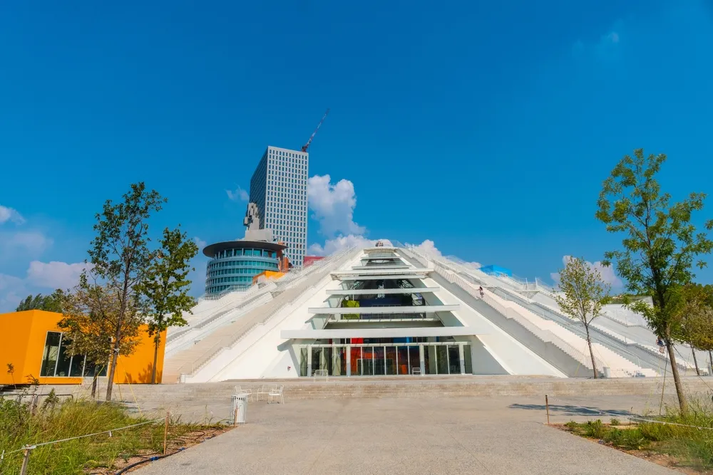 Piramide van Tirana, Tirana